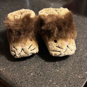 UGG NWT LION MOCCASINS
